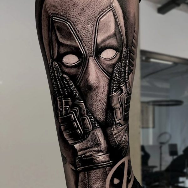 Tatuaje Pierna Realista DeadPol - Tatuador Franky Lozano - Jaula Tattoo
