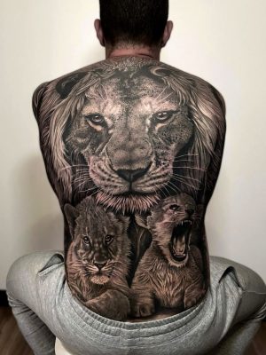 Tatuaje Espalda Realista León - Tatuador Gabi - Jaula Tattoo