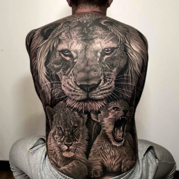 Tatuaje Espalda Realista León - Tatuador Gabi - Jaula Tattoo